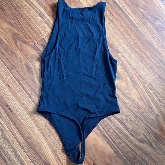 Aritzia- Babaton Contour Muscle Tank in Black - Picture 3 of 3